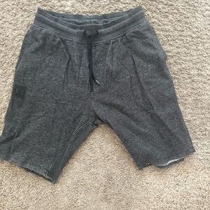 Men’s grey heat gear sweat shorts pre own size L large under Armour